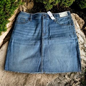 Denim Mini Skirt with raw/frayed hem. Size 8. From NEW YORK & CO. NWT Never worn